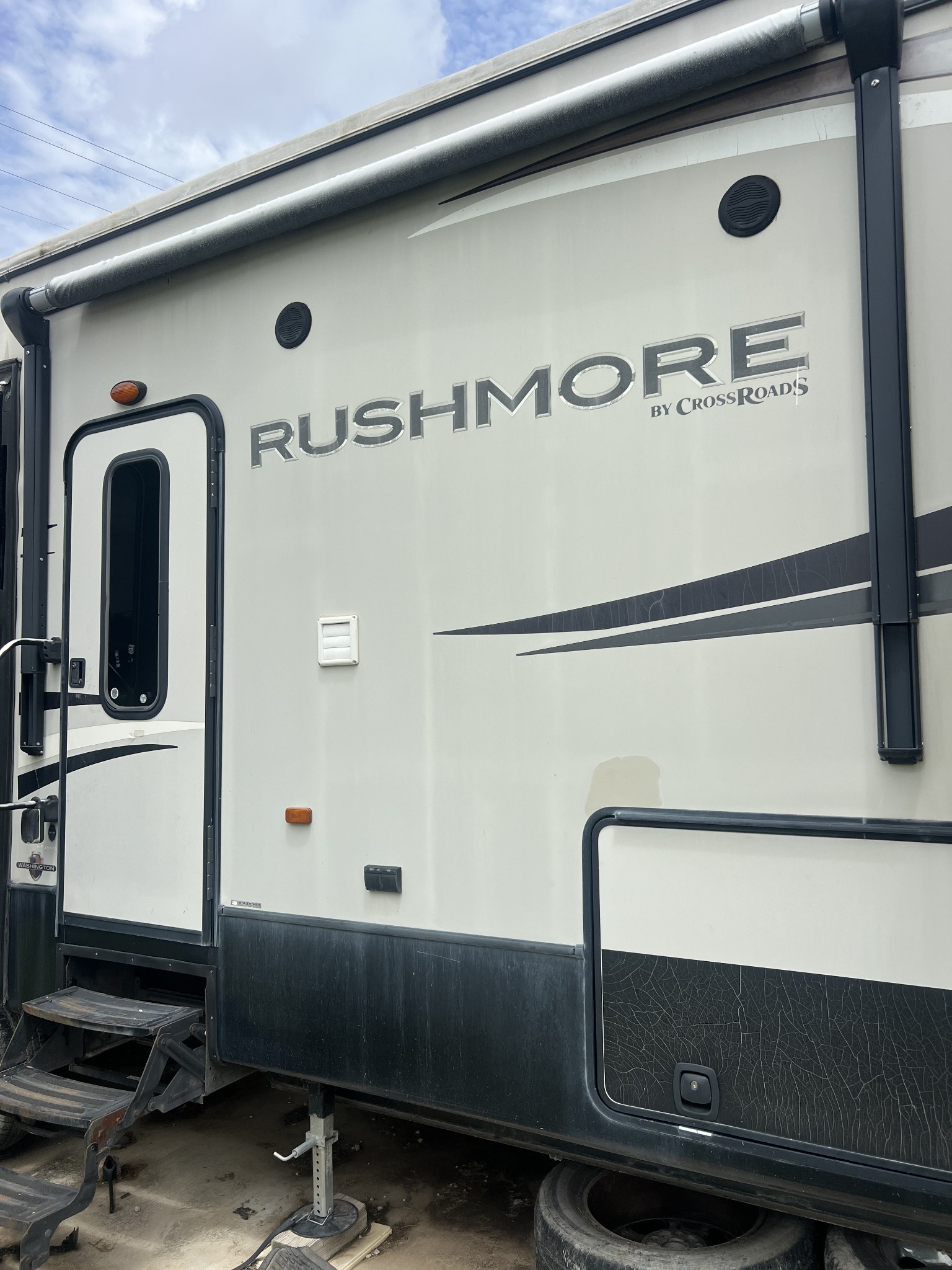 Rushmore fifth-wheel RV at a Cowboy Roadside service job